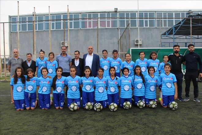 İzmir´den Nusaybin kız futbol takımına forma hediye edildi