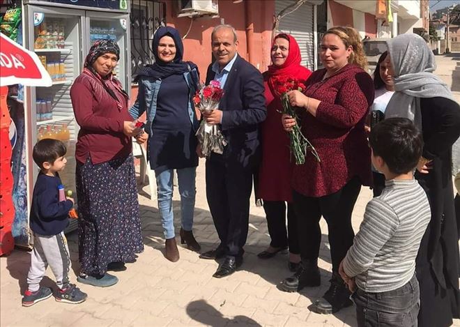 Nusaybin Yeşilkent mahalle muhtarı kadınlara karanfil dağıttı