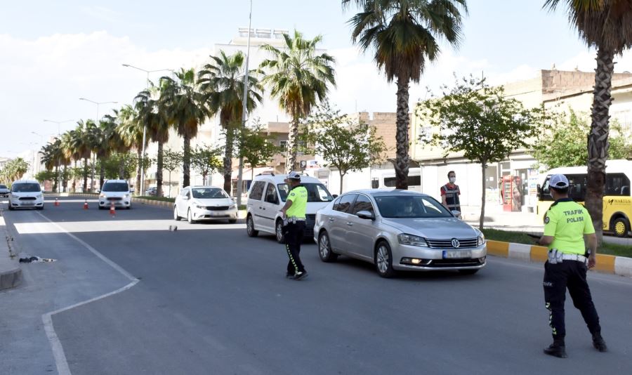 Nusaybin Kaymakamı Yalçın ve Polis ekipleri sokağa çıkma kısıtlama denetiminde bulundu