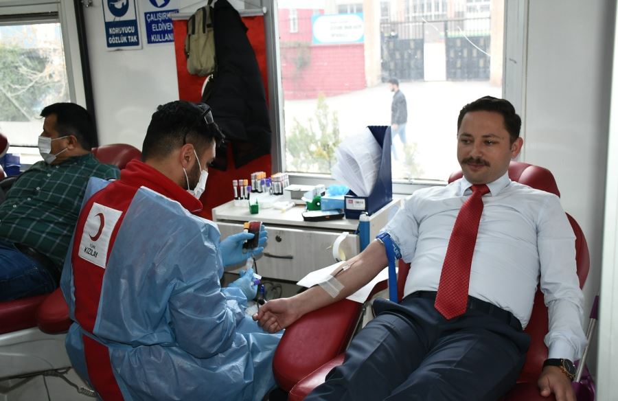 Nusaybin ilçe Kaymakamı Kayabaşı ile Cumhuriyet Başsavcısı Can, Kan Bağışında bulundu.   