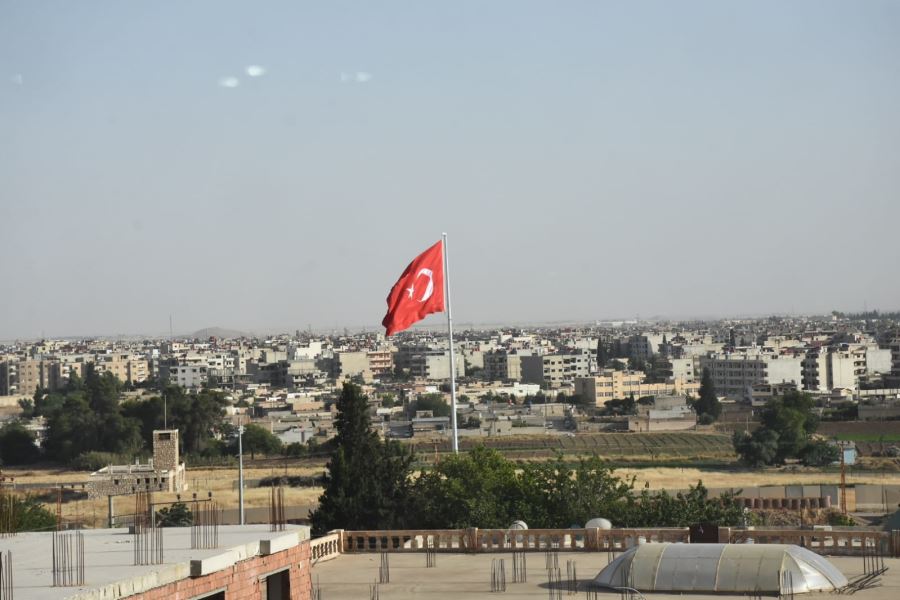 Nusaybin Kaymakamı Suriye Sınırına yakın noktada büyük bir Türk Bayrağı dikti   