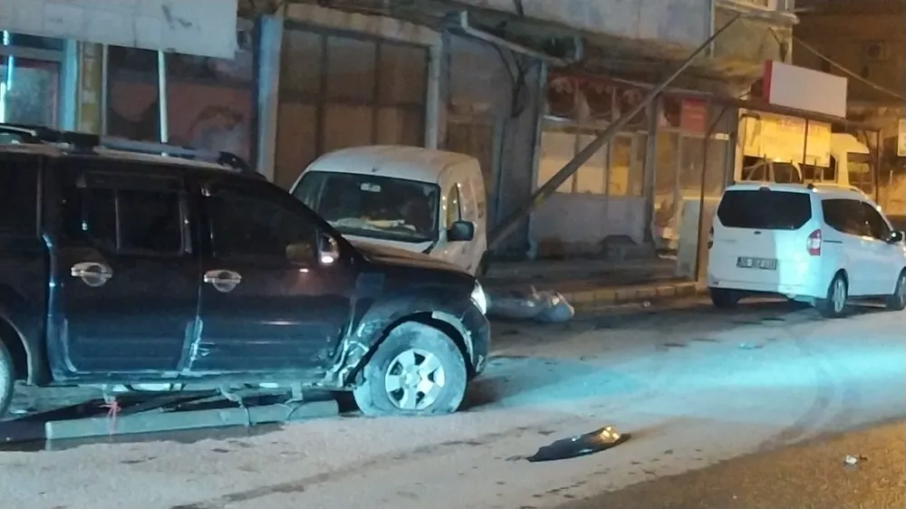 Nusaybin İlçe merkezinde 3 araç kafa kafaya çarpıştı   