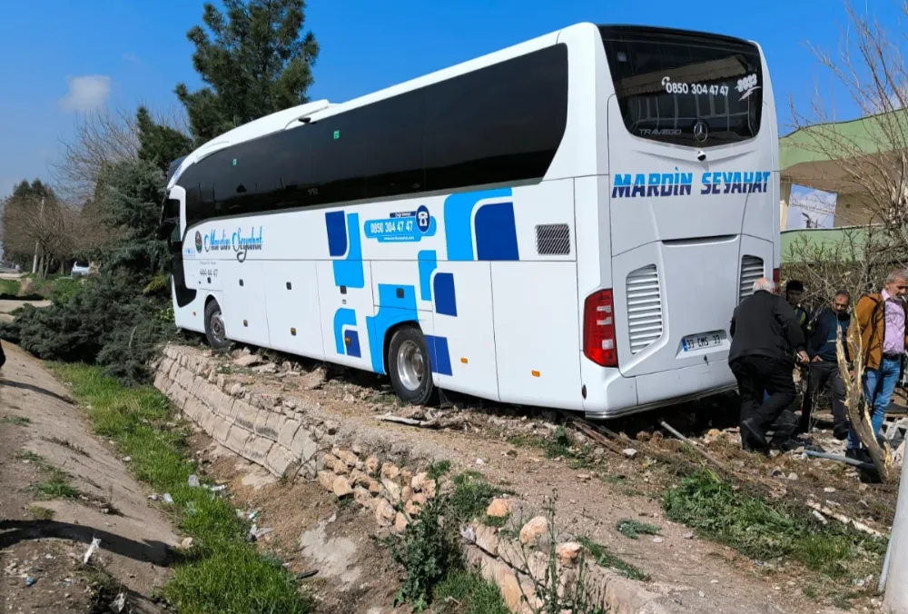 Nusaybin’de Yolcu otobüsünün evin bahçesine girdiği kaza kamerada