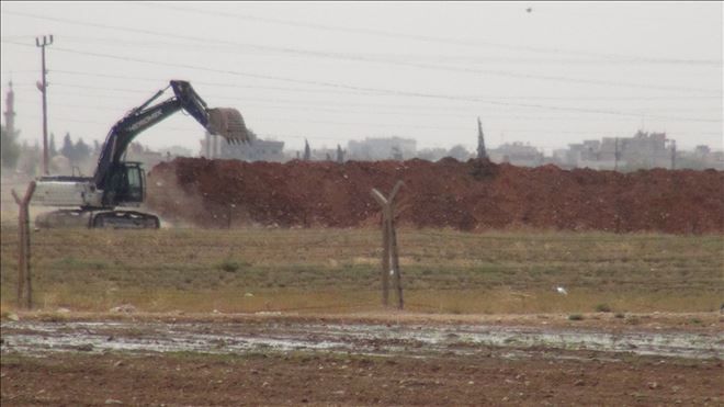 Nusaybin-Suriye Sınırda hendek kazma çalışmaları sürüyor