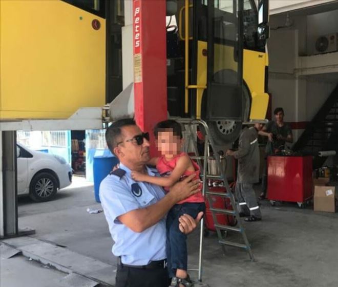 Nusaybin´de şehir içinde unutulan çocuk ailesine teslim edildi