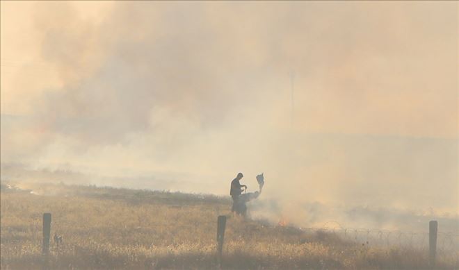 Sınırda çıkan yangına vatandaş kazaklarıyla müdahale etti