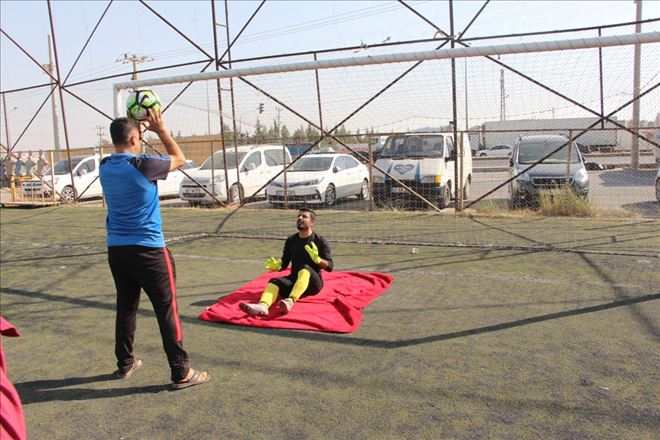 Nusaybin´de Kaleci Ahmet Ay, sahadaki çukurları battaniye ile kapattı