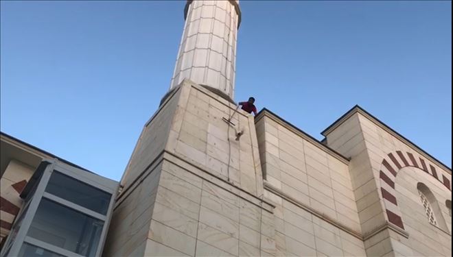 Nusaybin´de camiinin tepesinde ayağına ip dolanan güvercini asılı kaldı  