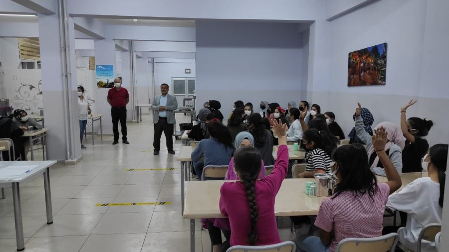 Nusaybin Milli Eğitim Müdürü Çetin, pansiyonda kalan öğrencilerle bir araya geldi