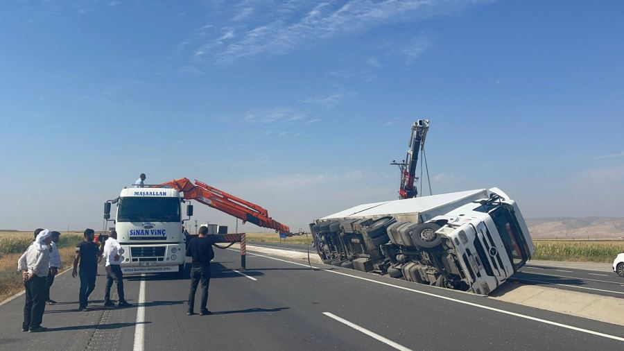 Nusaybin İpekyolu’nda kaza yapan Tır, yan yattı: 1 yaralı