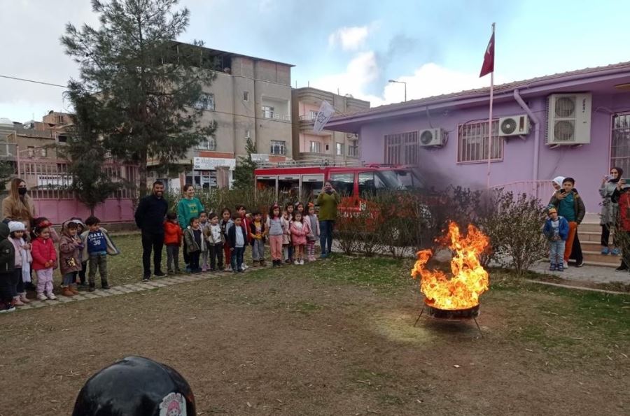 Nusaybin itfaiye ekipleri, minik öğrencilere yangın ve deprem  eğitimi verildi