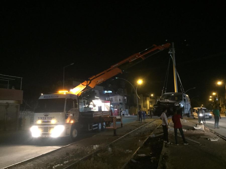 Nusaybin’de araç aydınlatma direğine çarptı