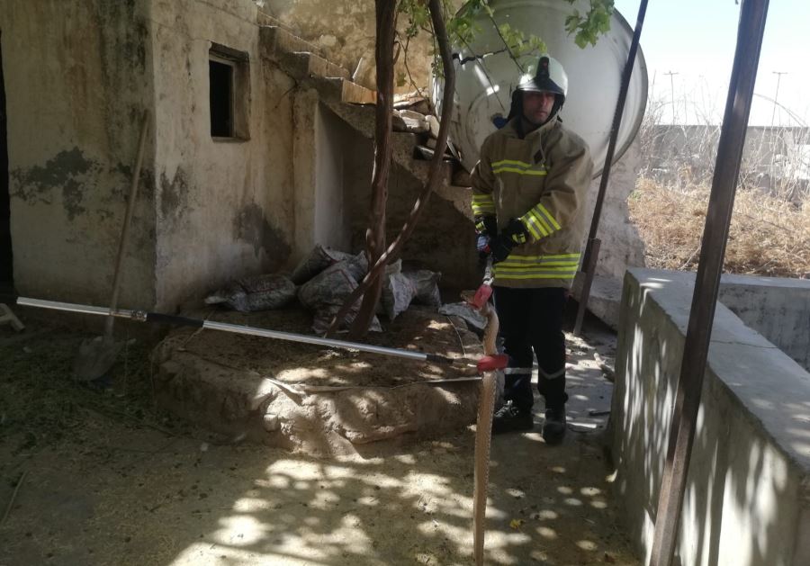 Evin avlusuna giren yılanı itfaiye ekipleri yakaladı   