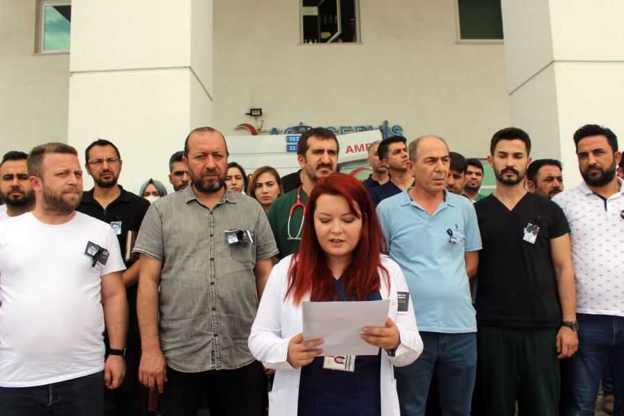 Nusaybin’de tüm Doktorlar ve Sağlık çalışanları öldürülen meslektaşları için basın açıklaması yaptı