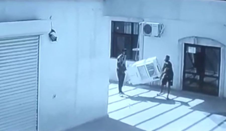 Nusaybin’de Hırsızlar, taziye evin sulu klimasını çalma anı kamerada!