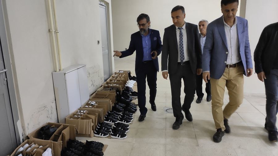 Nusaybin’de hayırsever Doğan, 1.500 öğrenciye ayakkabı, pantolon ve tişört yardımında bulundu   