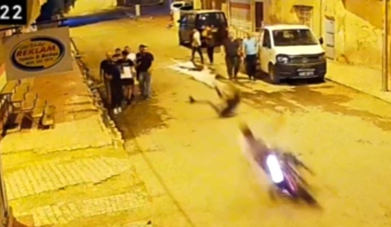 Nusaybin’de motosiklet yayaya çarpma anı güvenlik kamerasında! 2 yaralı   