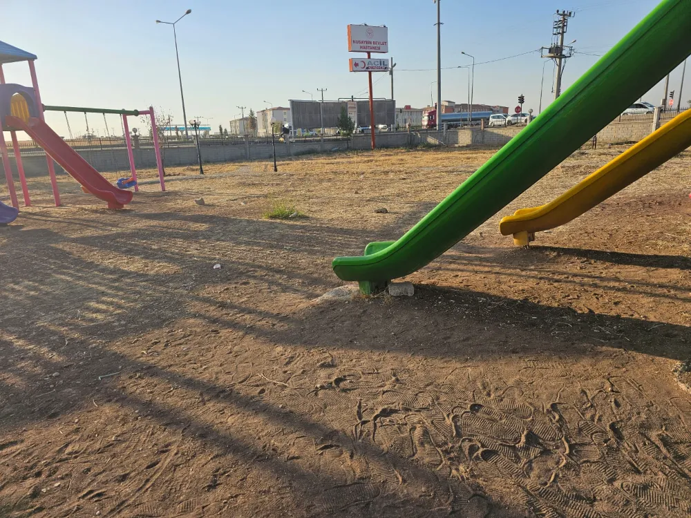 Burası Sahra çölü değil Nusaybin Devlet Hastanesi bahçesi 