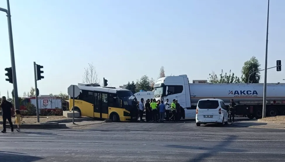 Nusaybin’de akaryakıt tankeri ile minibüs çarpıştı: 1 yaralı