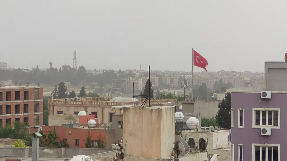 Suriye üzerinden gelen toz taşınımı, Nusaybin ilçesinde hayatı olumsuz etkiledi.