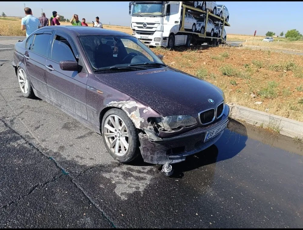 Nusaybin’de sıfır otomobil yüklü TIR ile  otomobil çarpıştı