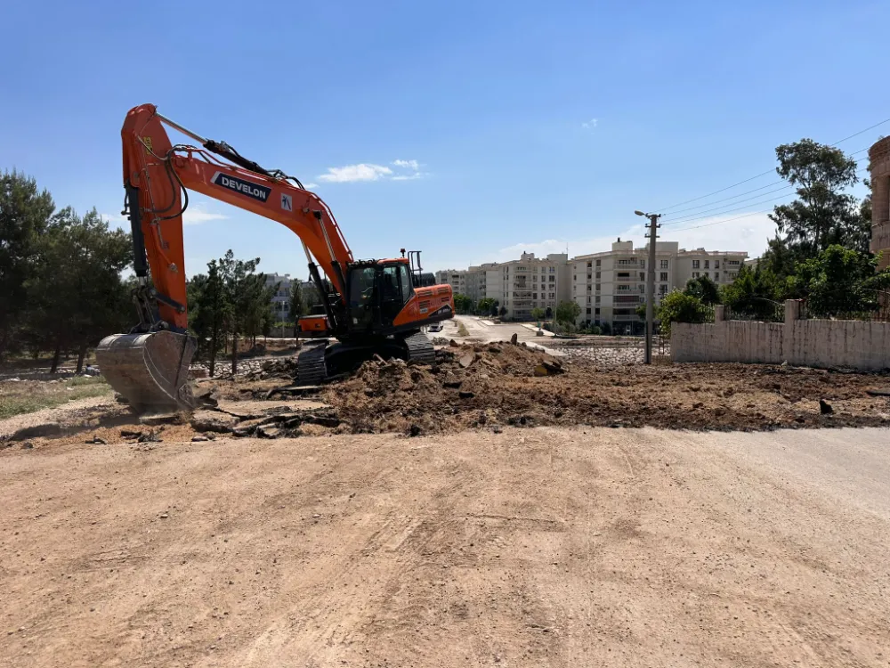 Nusaybin’de iki mahalleyi bir birine bağlayan köprünün bağlantı yollarında çalışma başladı