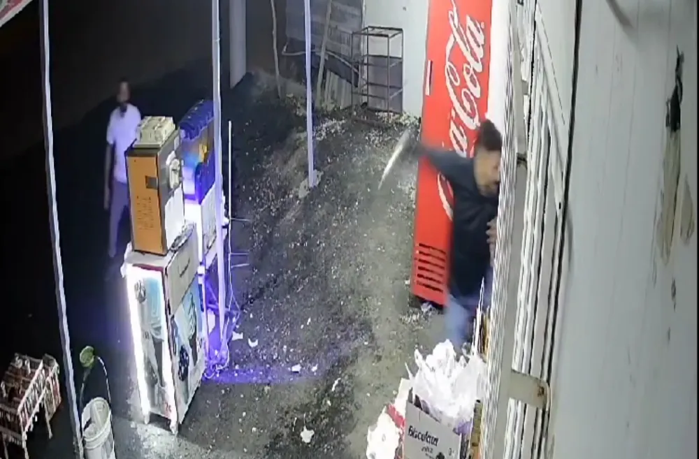Nusaybin’de bir kişi elindeki bıçakla 4 kişiyi yaralar ken o dehşet anları güvenlik kamerasına yansıdı