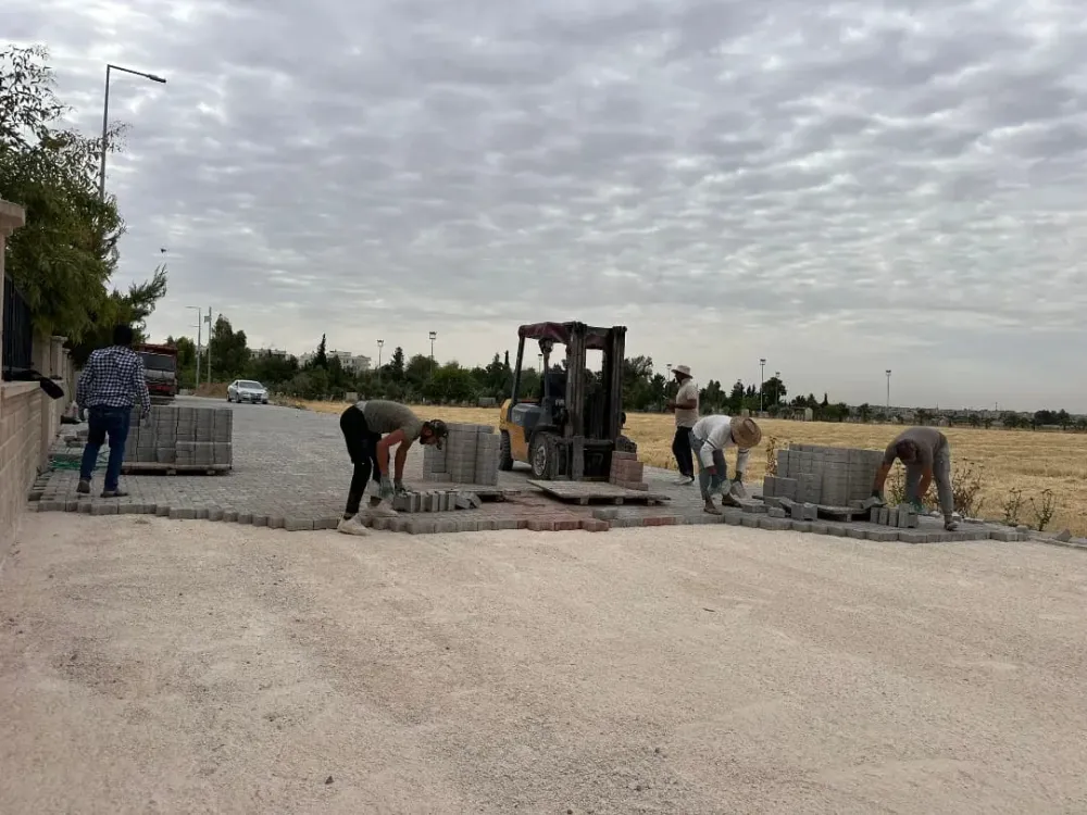 Nusaybin ilçe Belediyesi, bazı sokaklarda kilitli parke taşı çalışmaları başlattı.