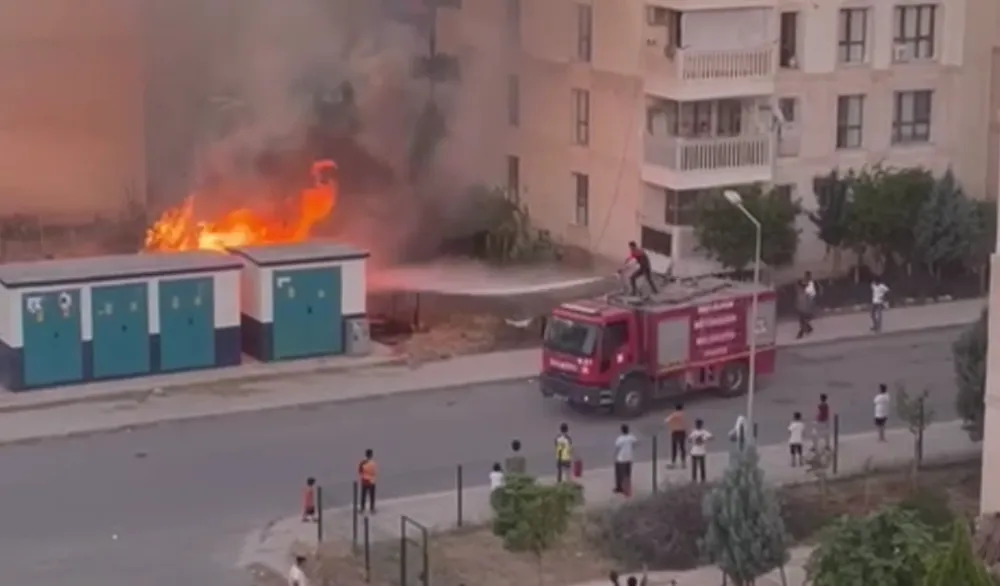 Nusaybin’de TOKİ sitesinin bahçesinde korkutan yangın 