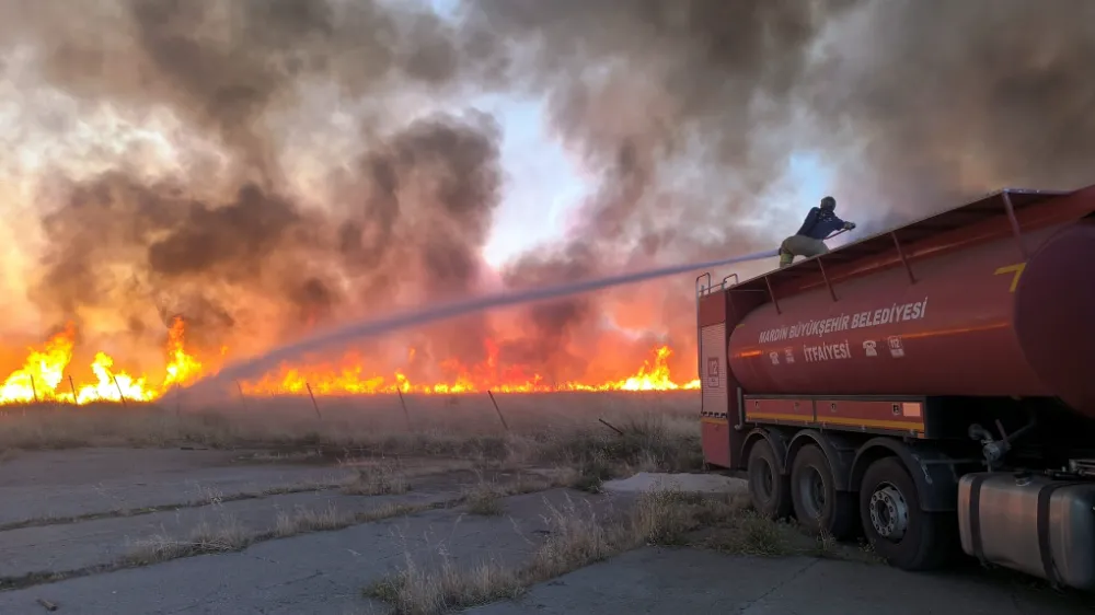 Nusaybin’de mayınlı sınır bölgesinde çıkan yangın az kalsın petrol kuyularına sıçrıyordu