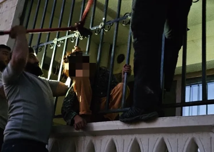 Nusaybin’de balkon korkuluklarına sıkışan çocuk itfaiye ekipleri tarafından kurtarıldı