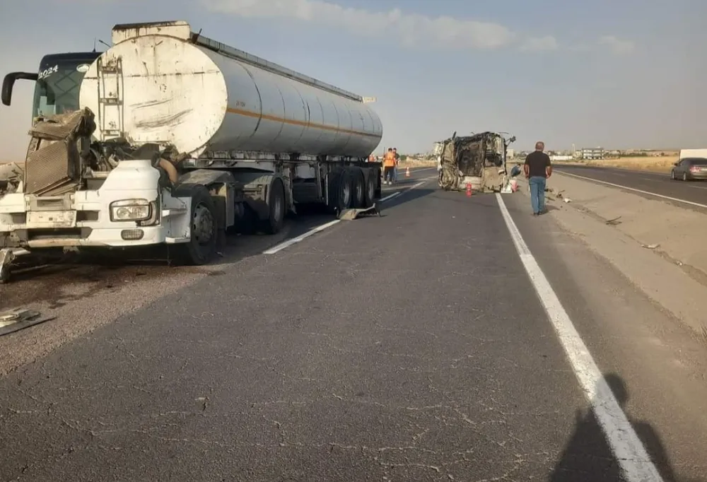İpekyolu’nda Tanker, TIR’a arkadan çarptı kupa kısmı şoförle birlikte uçtu: 1 yaralı