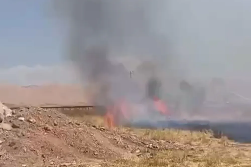 Suriye sınırında çıkan yangın anız tarlasına sıçradı, tarlada sondaj yapan araç son anda İtfaiye ekiplerin müdahalesiyle kurtarıldı