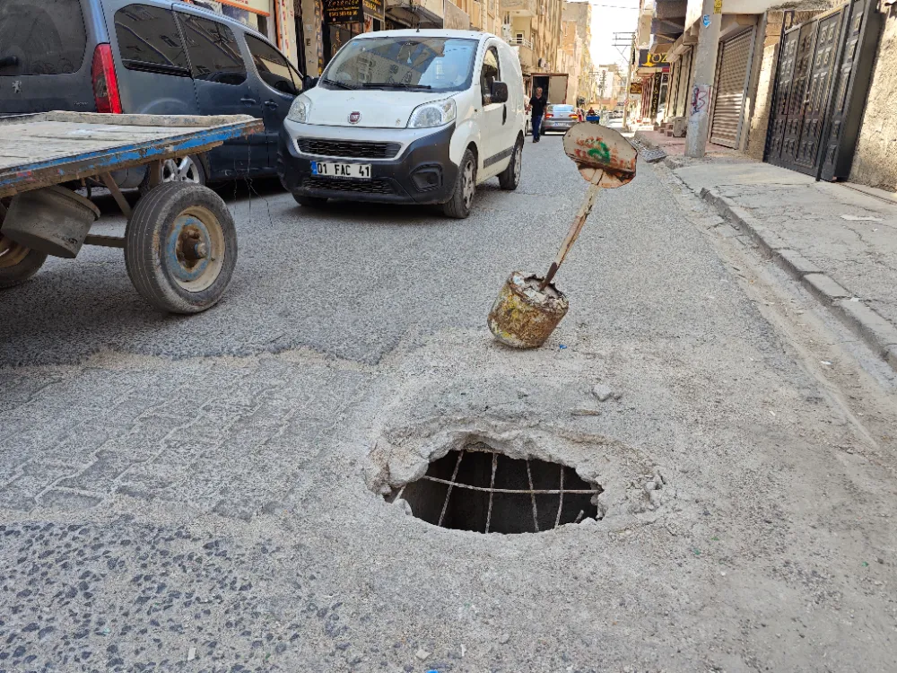 Nusaybin’de yol ortasında açılan çukur ölüm tehlikesi saçıyor 