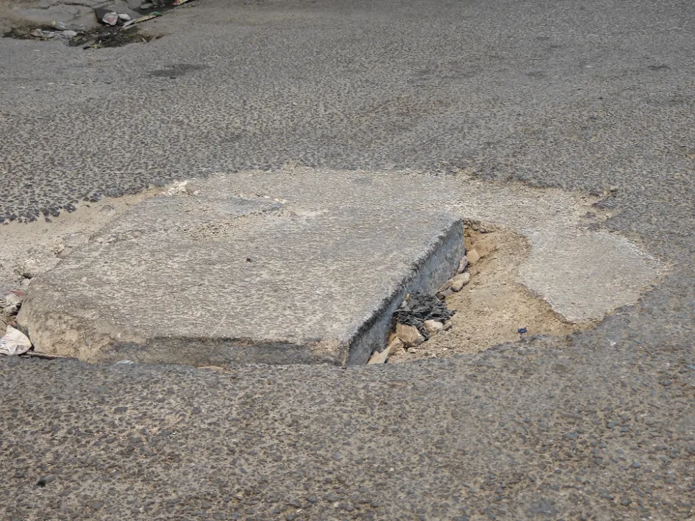 Nusaybin’de Belediye’den dalga geçer gibi yol onarım 