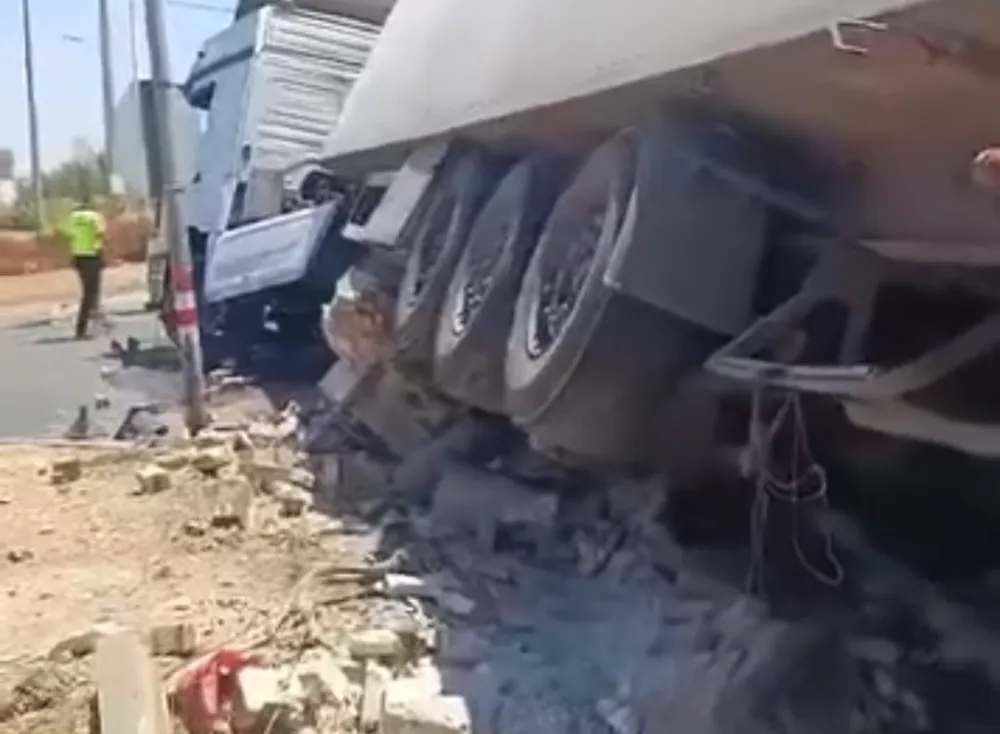 Nusaybin’de TIR, trafik ışıklarına çarptı: 1 yaralı 