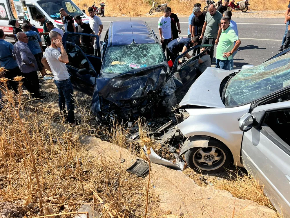 Nusaybin’de iki otomobil kafa kafaya çarpıştı: 10 yaralı