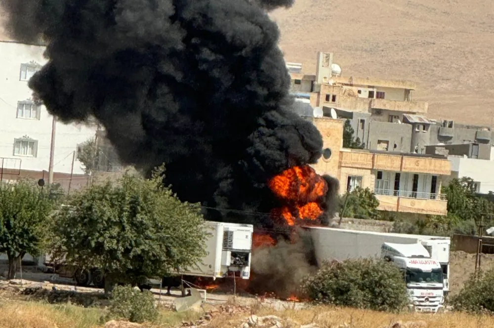 Nusaybin’de park halindeki TIR’ın dorsası cayır cayır yandı 