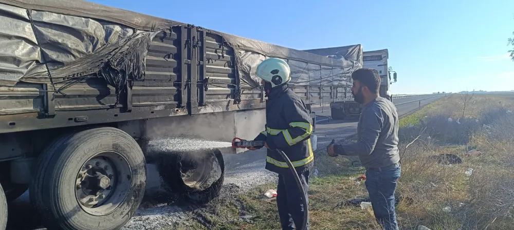 Nusaybin’de seyir halindeki TIR’ın dorse lastikleri alev aldı 