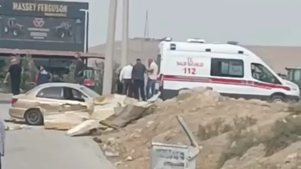 Nusaybin’de kontrolden çıkan otomobil direğe çarptı: 1 yaralı