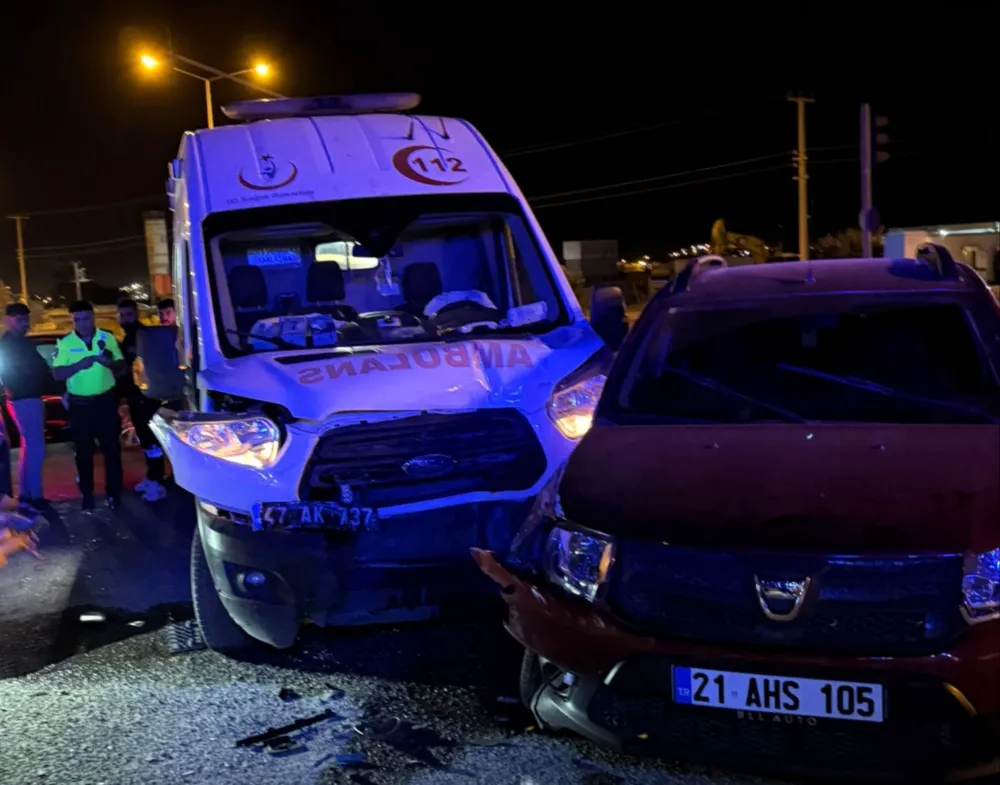 Nusaybin’de Hasta Almaya Giden Ambulans Otomobille Çarpıştı