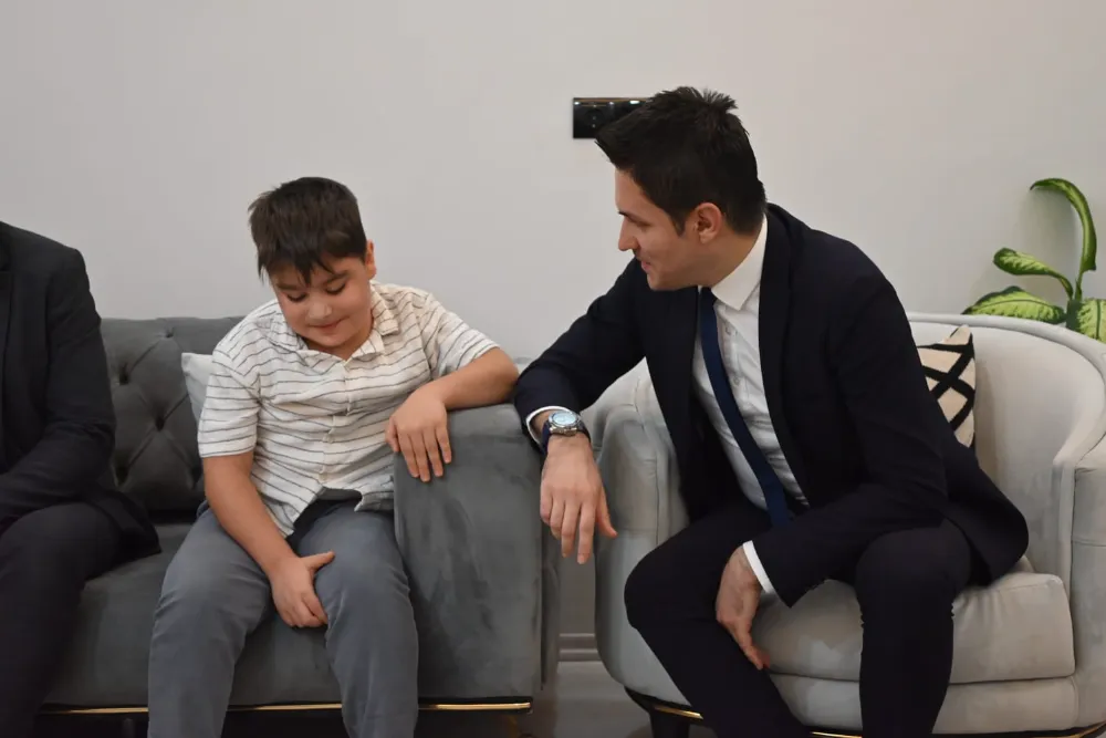 Nusaybin Kaymakamı Çakır’dan Gönüllere Dokunan Anlamlı Ziyaret: DMD Hastası Genç Abdurrahim’in Doğum Gününü Kutladı