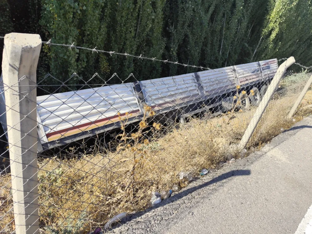 Nusaybin’de seyir halindeki TIR’ın dorsesi koparak uçuruma yuvarlandı