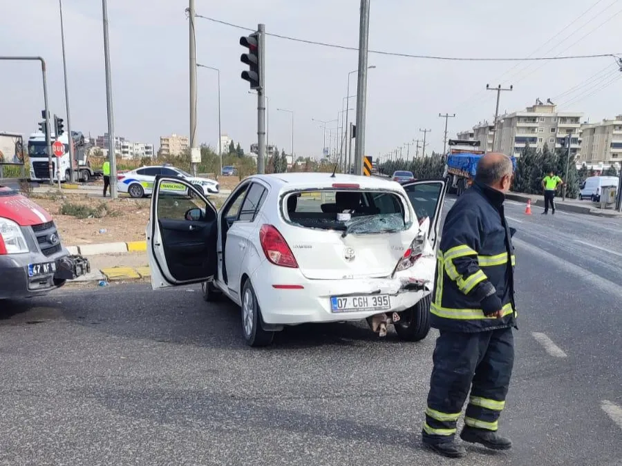 Nusaybin’de hızını alamayan TIR, İki otomobile çarptı: 2 yaralı