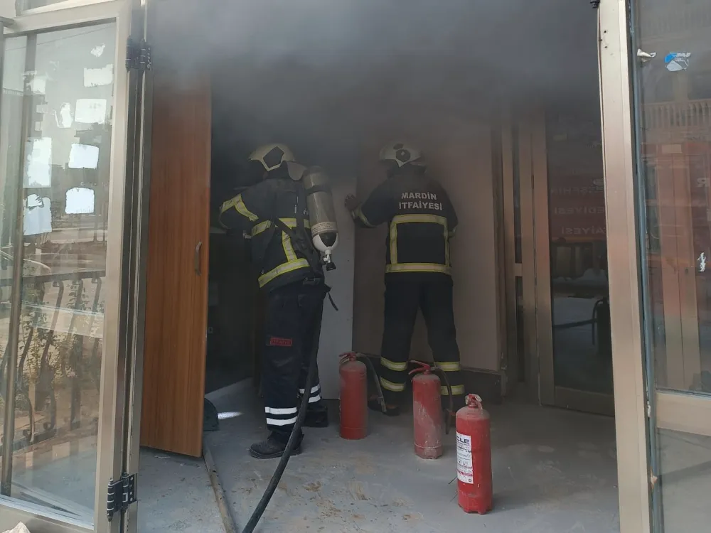 Nusaybin’de Apartman Girişindeki Elektrik Panosunda Çıkan Yangın Paniğe Neden Oldu