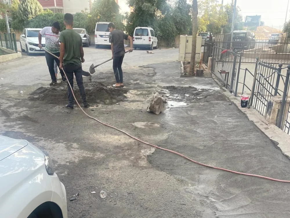Nusaybin’de Bozuk Yolu Apartman Sakinleri Onardı