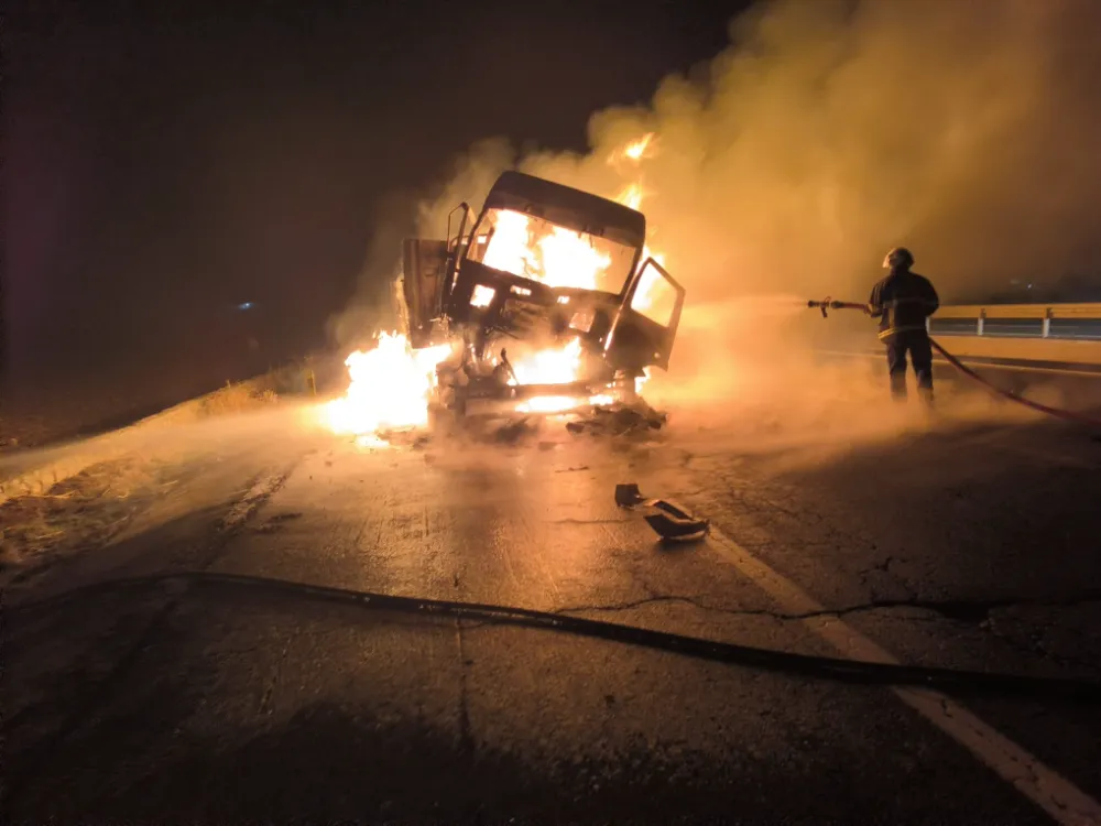Nusaybin’de TIR, önündeki arkadaşının TIR’ına arkadan çarptıktan sonra alev alev yandı