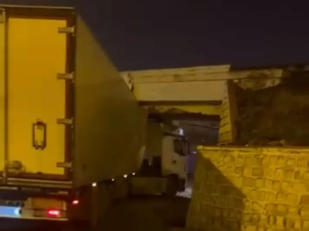 Nusaybin’de köprü altında sıkışan TIR hasar gördü