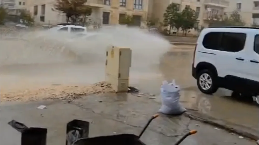 Nusaybin’de sağanak yağış yolları göle çevirdi: Elektrik sayaç panoları tehlike saçıyor