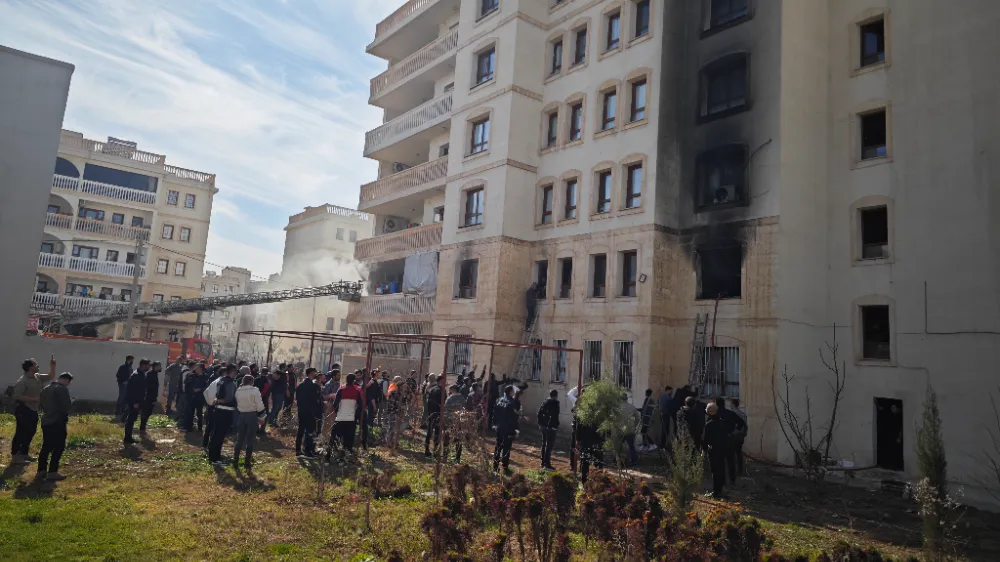 Nusaybin’de çıkan ev yangınında 10 kişi dumandan etkilendi